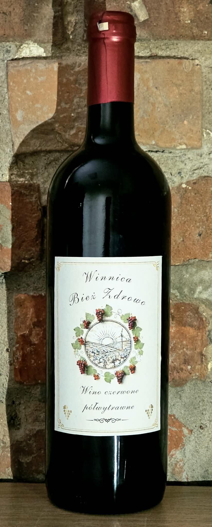 Butelka Winnica Bież Zdrowo — wino czerwone półwytrawne, przód etykiety