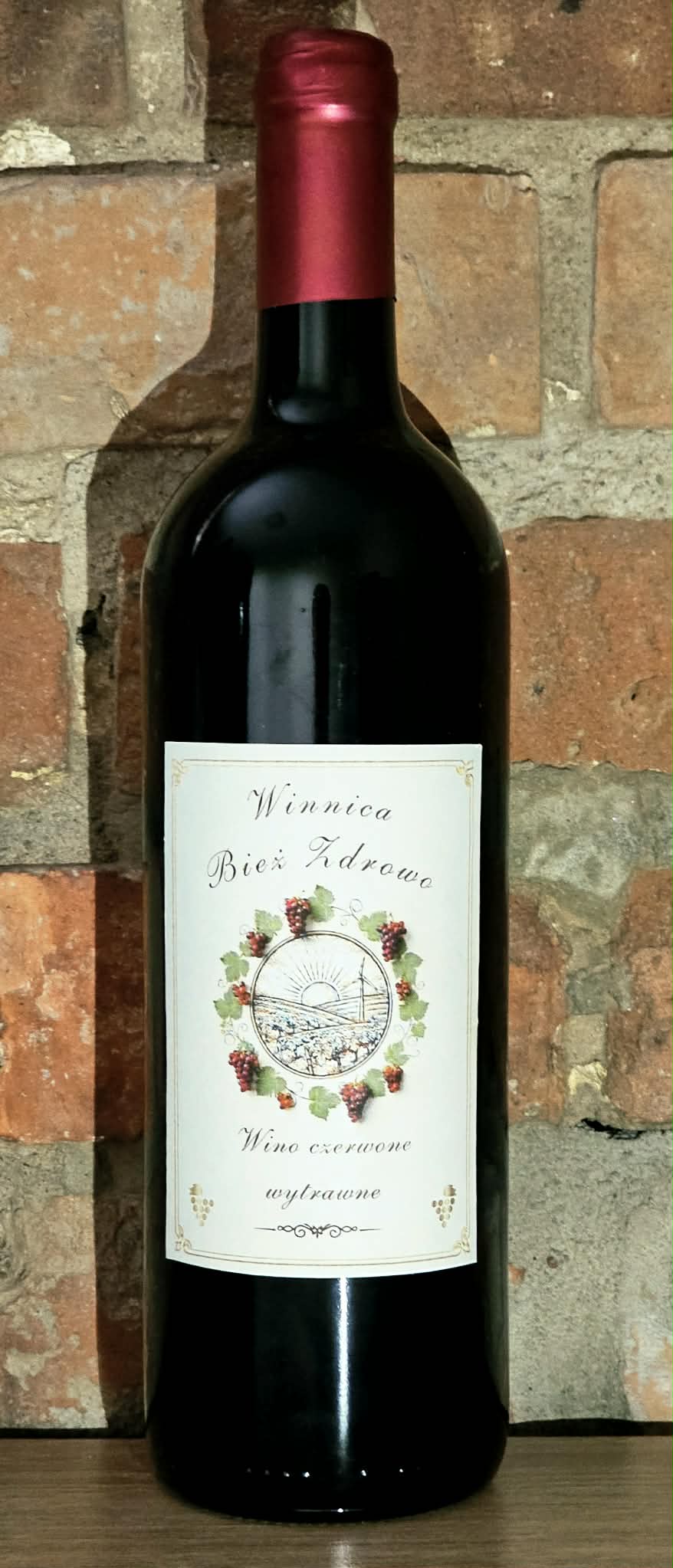 Butelka Winnica Bież Zdrowo — wino czerwone wytrawne, przód etykiety
